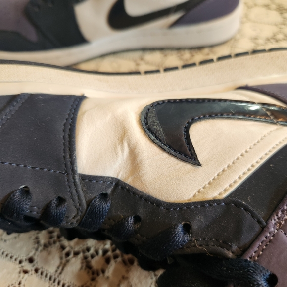 9.5 Air Jordan Nike Throwback Sneaker, Navy & White. Used, not abused! - Picture 5 of 9
